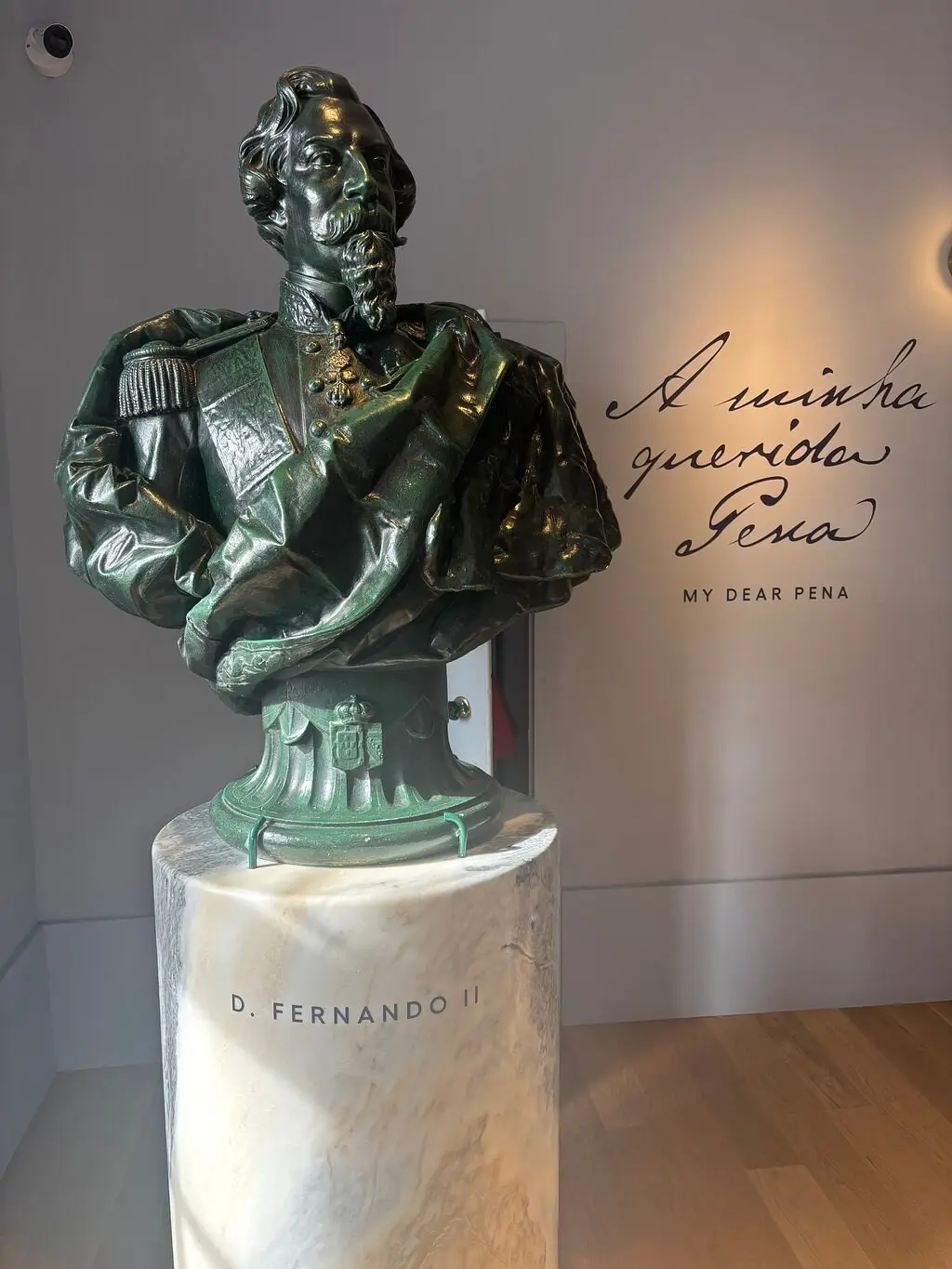 A bronze bust of King Ferdinand II beside the words A minha querida Pena